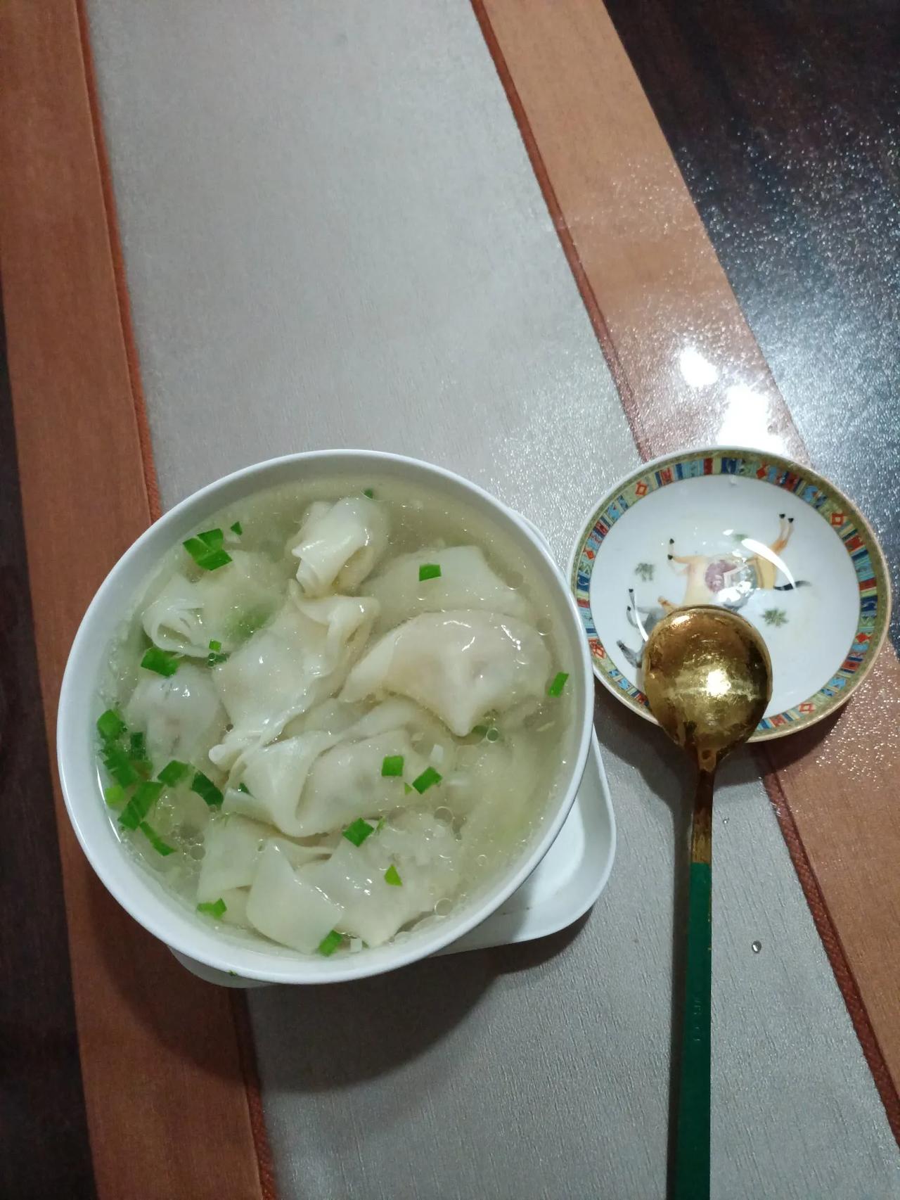 早餐，简单的一碗馄饨。
        自己做的，放心。