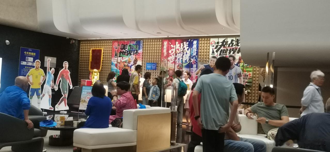 现在经济不景气，人们赚不到钱很多人把它说成是电商造成的危害，应该关闭电商，重新振