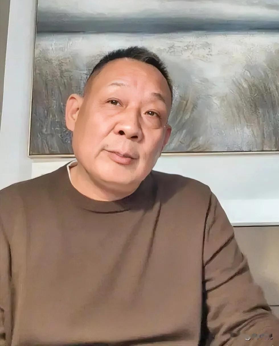 大家有没有觉得
​于东来越来越不对劲了
​倒不是因为他变得不成功了，而是因为他越