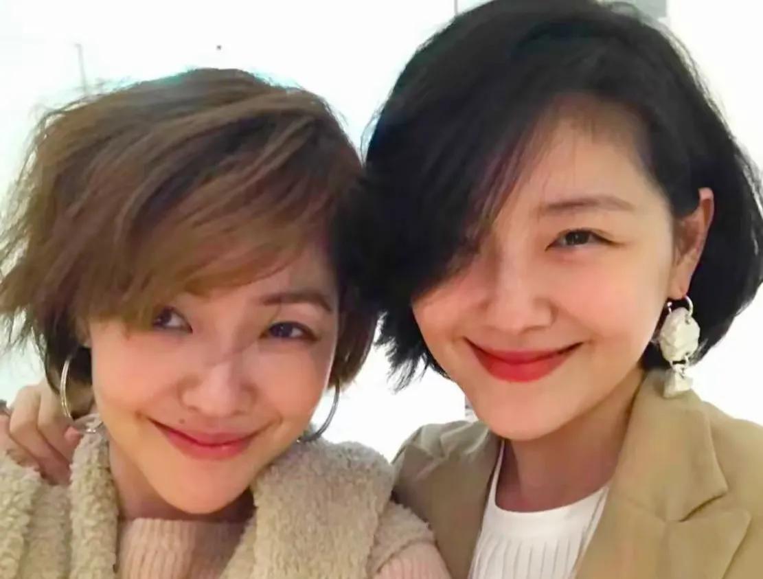 在那座被岁月雕琢得斑驳陆离的小镇上，曲线家族的故事，如同一条蜿蜒曲折的河流，缓缓