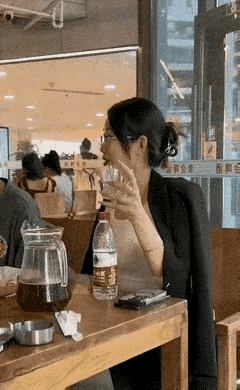 美女喝下这杯东西之后，为什么突然说话了？通过唇语判断，感觉说的不是什么好话。在喝
