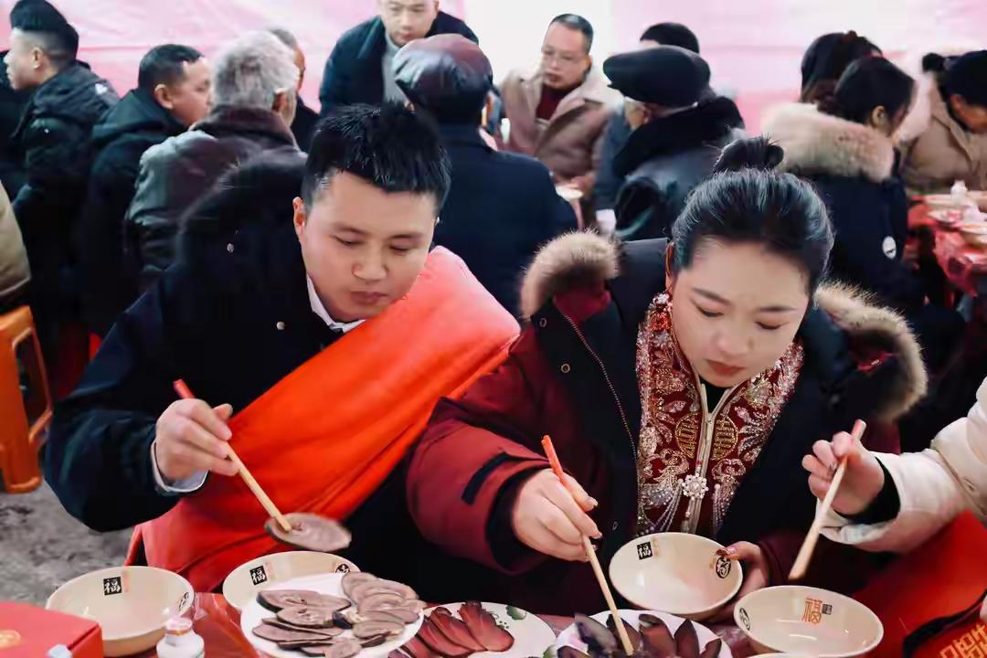 婚礼现场退还99999元彩礼！女子父亲：没能力去帮助，但至少不能给压力

近日，