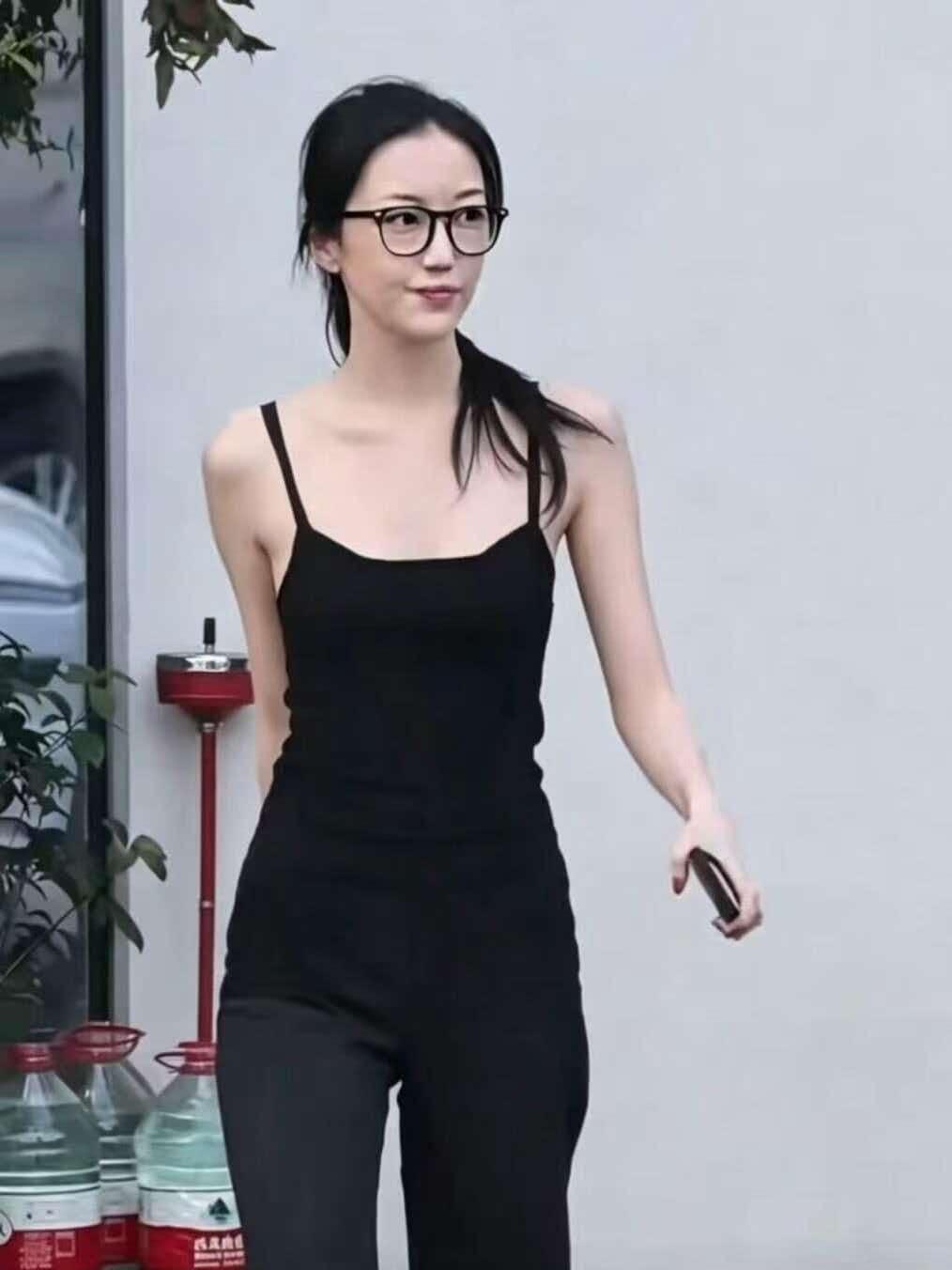 看了李嫣的最新视频，
我做了一个决定，
那就是立马把购物车里的衣服删掉，坚持少吃
