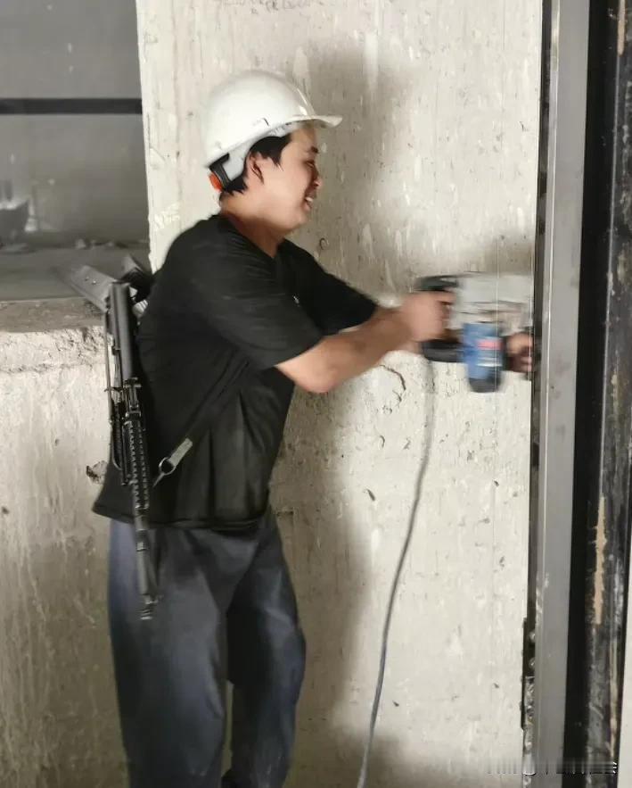 一名中国男子在伊拉克富人区的建筑工地安装电梯。
虽然薪资很高，每天都有干不完的活