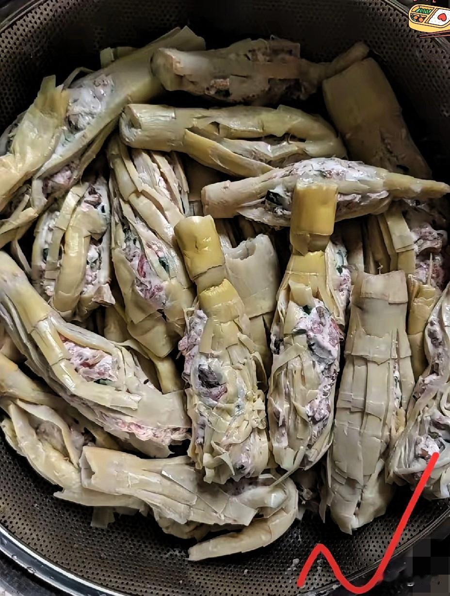 有没有老乡认识这道家常菜？

中午去同学家里吃饭，

阿姨亲手做了一锅香喷喷菜饭