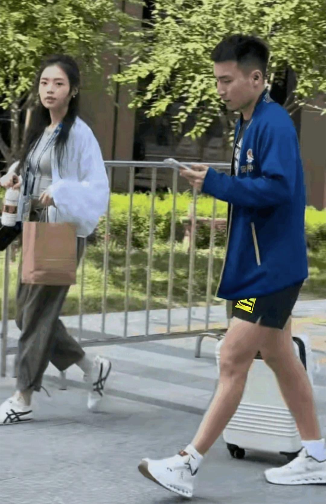 漂亮的未婚妻跟着一起参赛，让牛冠凯成为乒超联赛第一阶段名副其实的黑马选手。

本
