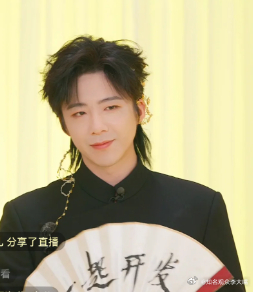 刘宇宁快让闲鱼盘包浆了 刘宇宁古风扮相来作闲鱼代言人，简直绝绝子。眉眼间尽显柔情