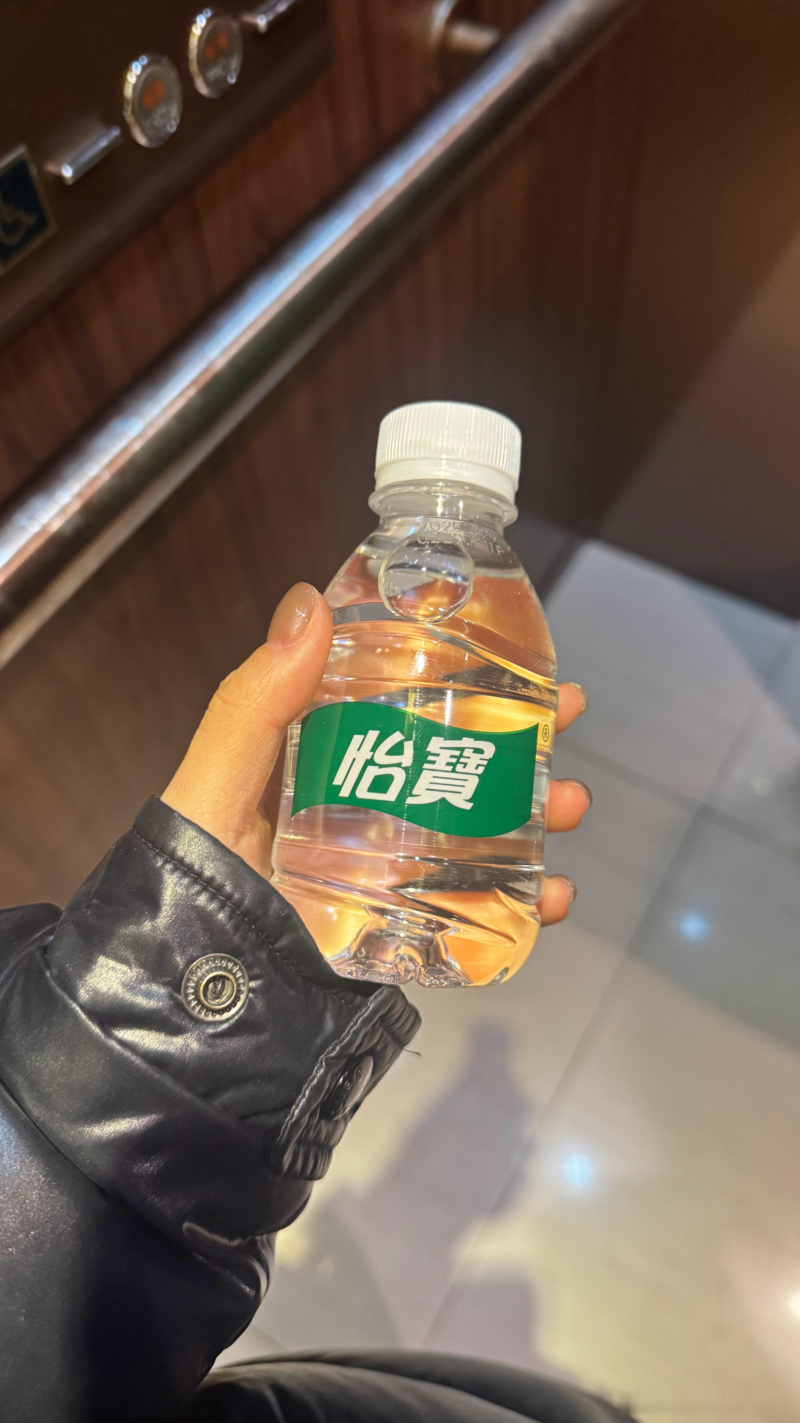 这种小瓶水很好 不容易浪费很适合我 哈哈哈