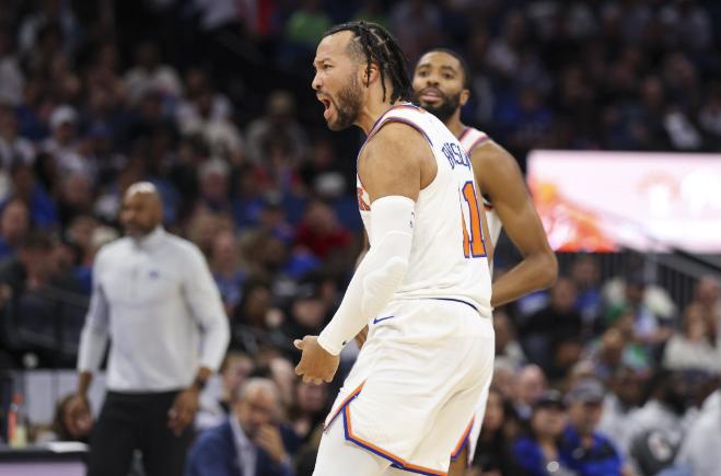 🔥NBA 杯巅峰对决落幕！尼克斯众将簇拥布伦森与唐斯高举冠军奖杯，彩带纷飞中，