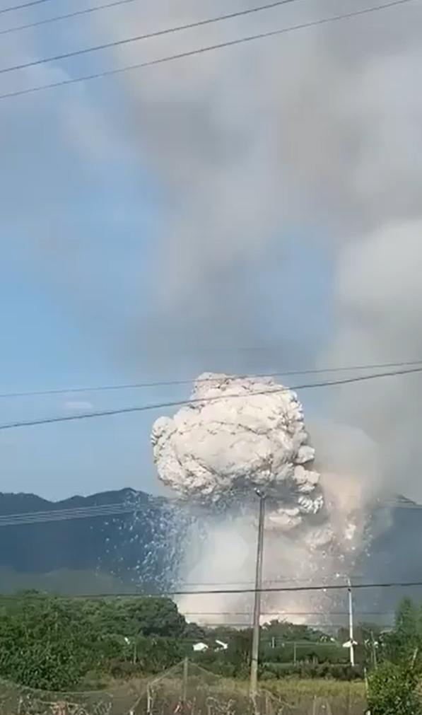 浏阳市关渡镇一家烟花厂发生特大爆炸，多人伤亡受伤。这个视频展示了一次威力巨大的爆