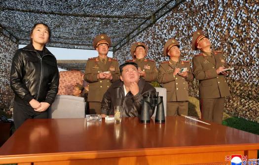 就在刚刚，
金正恩和女儿，作出一个重大举动。
 
据朝中社今天（4月20日）刚刚