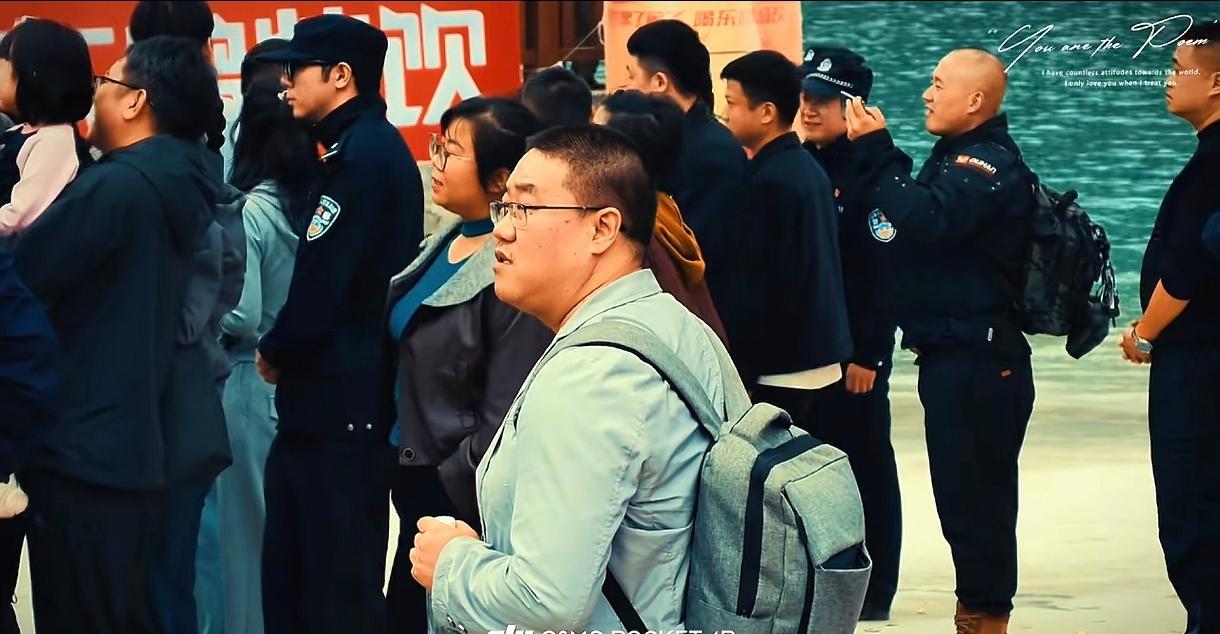 原来很早之前，张雪就暗示易军不要再提当年拍纪录片的事情了。2026年4月4日张雪