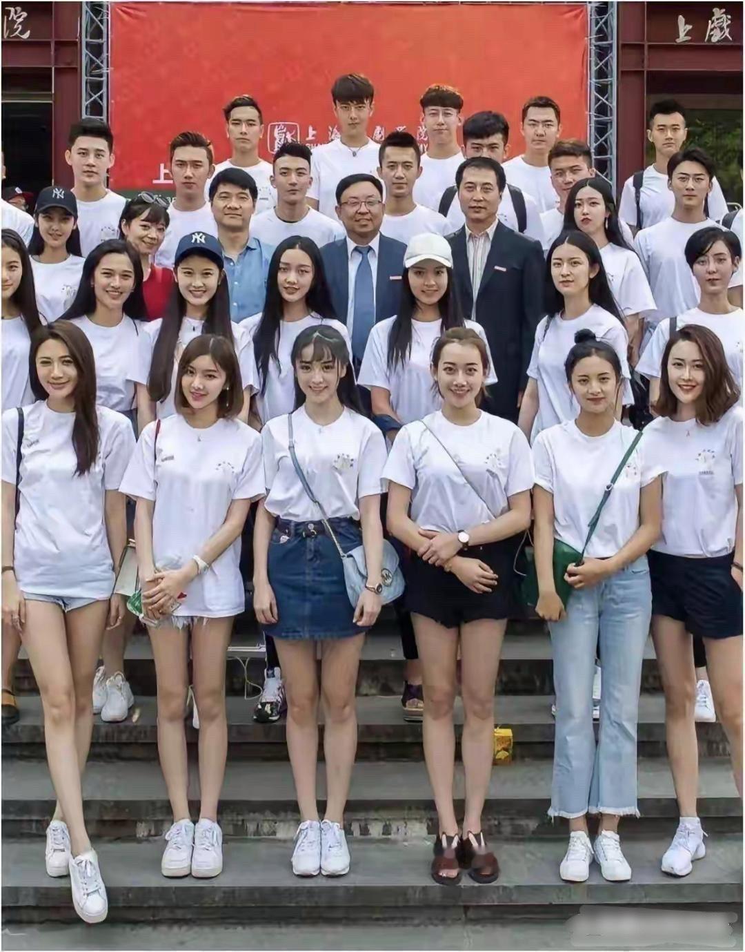 田曦薇是班里唯一一个火起来的 谁能帮忙找出哪一个是田曦薇？ 