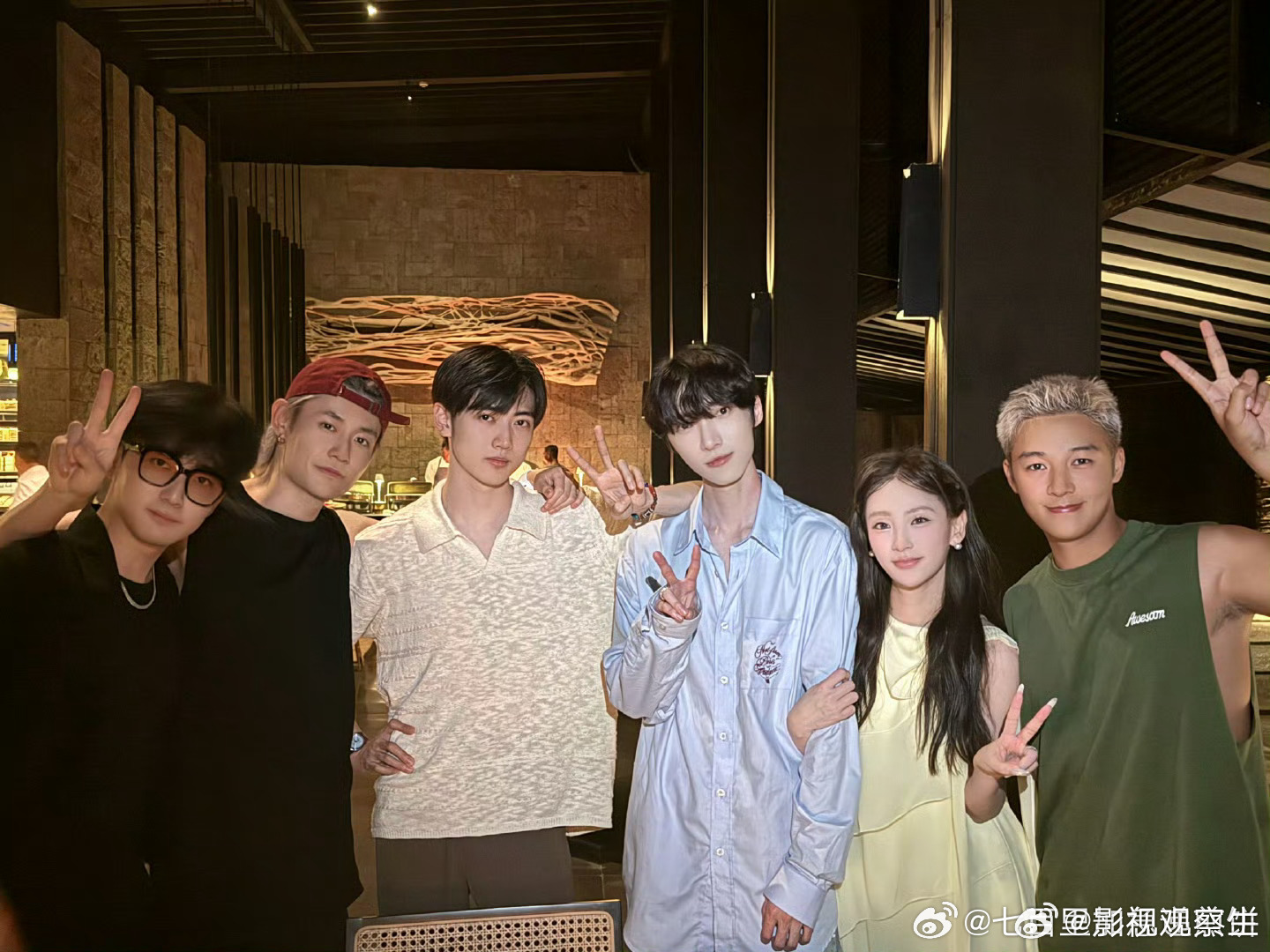 女明星和素人粉丝合影。 ​​​