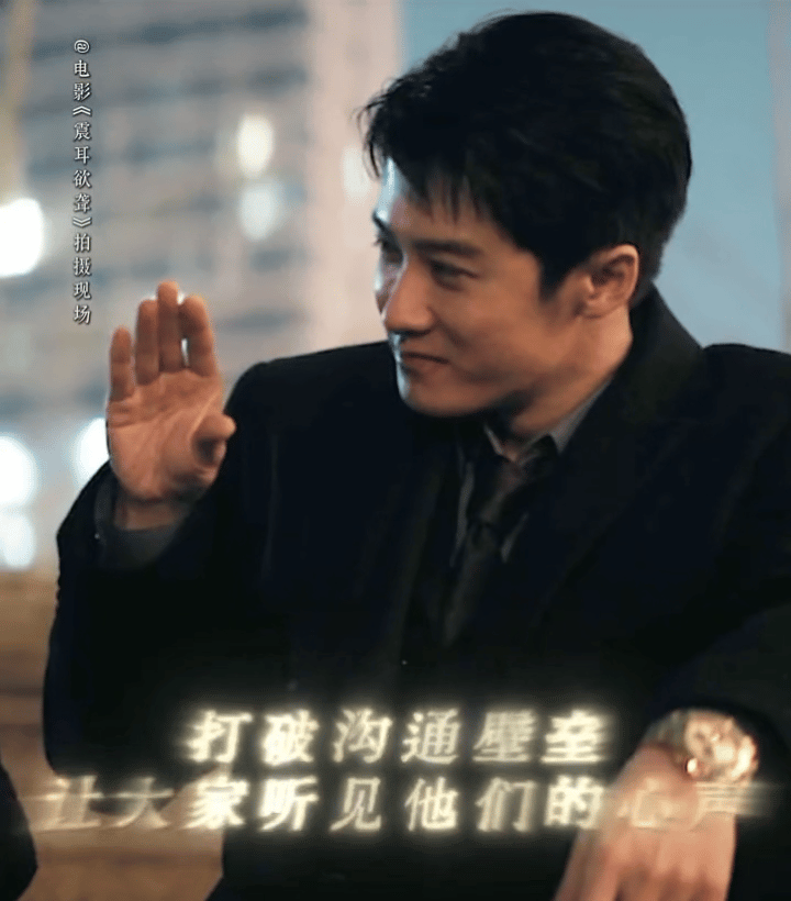 虽然不知道这里的手语是什么意思，但是这一幕的李淇真的好温柔好温柔🥹 ​​​
