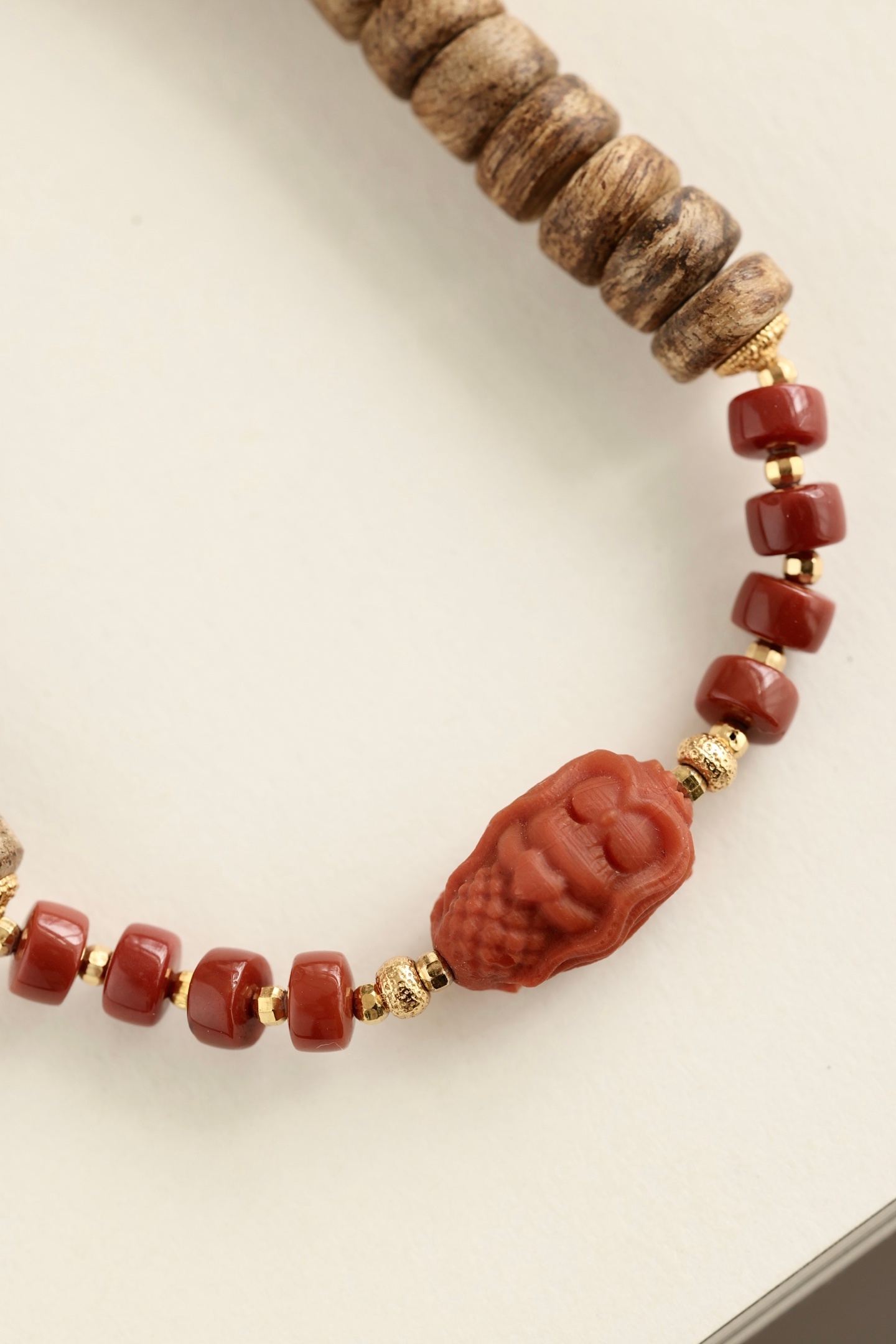 达拉干沉香 | 5*7mm 片珠沉香油脂清晰，色泽温润，银鎏金配饰点亮其间。沉香