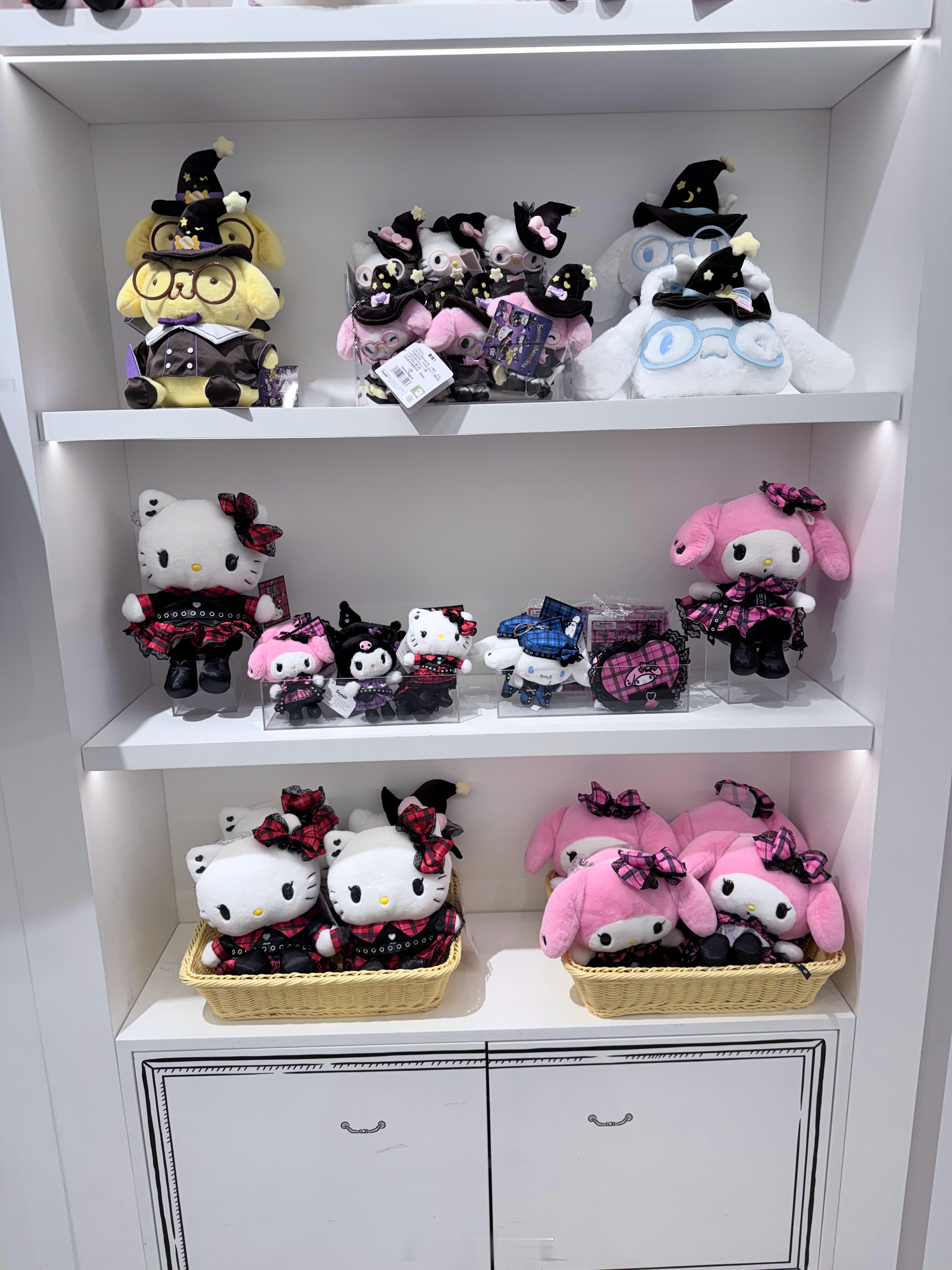 我在三丽鸥的消费全取决于机场有没有店只要有那就跟有磁吸似的咻得一下吸进去咻的一下