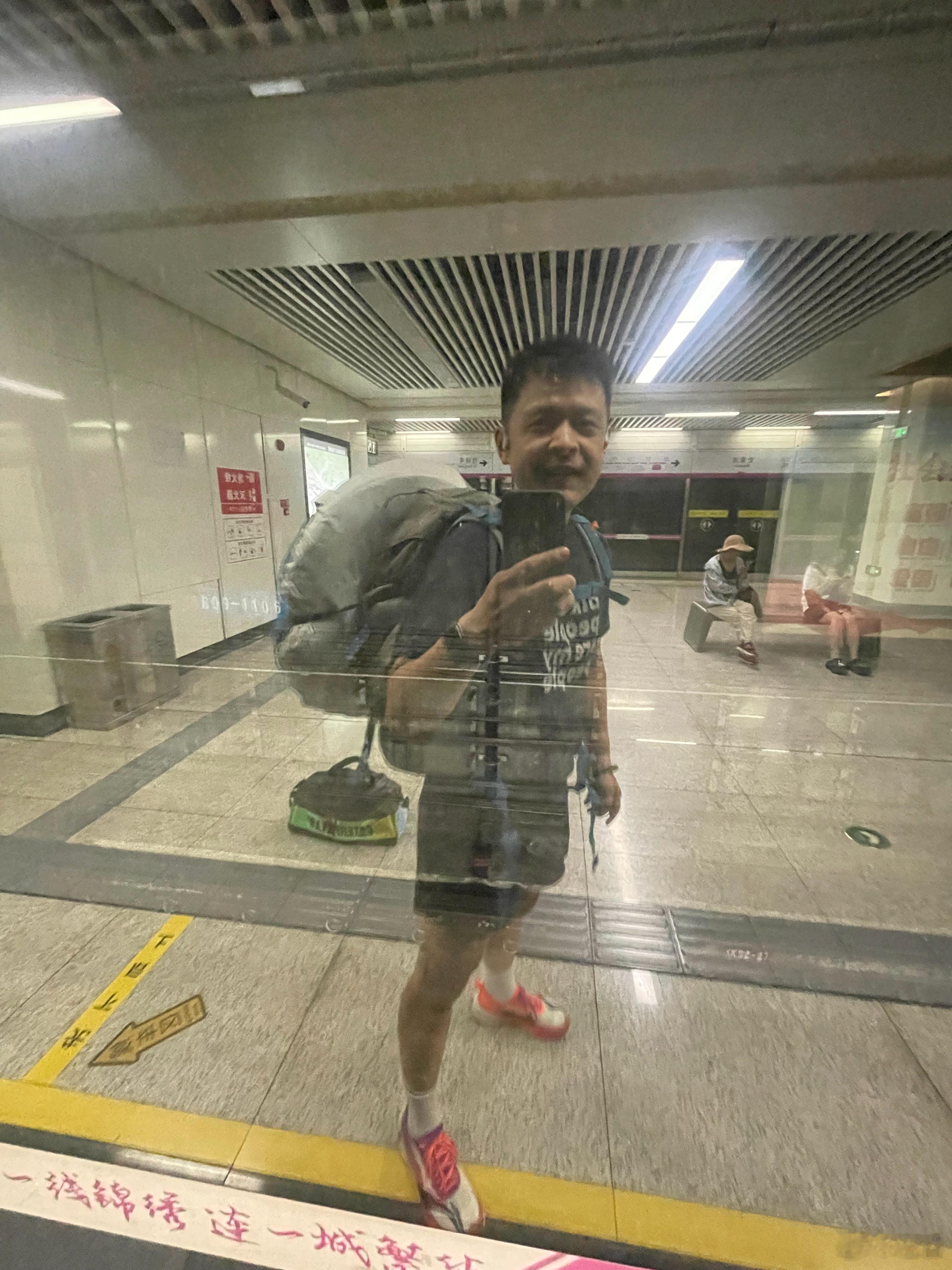 睡前点首伍佰的《泪桥》，窗外的北京淅沥沥冲走还未来及短暂的秋。短裤和自由带着笑鞠