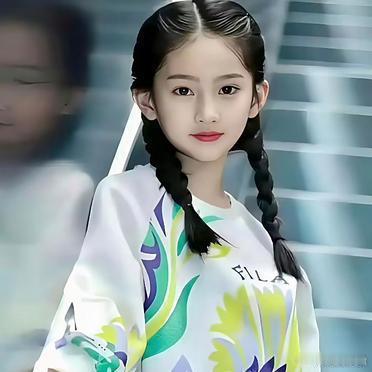 于正年初签约9岁小女孩于正新签的小女孩神似刘亦菲于正没签七七，但是年初签了九岁的