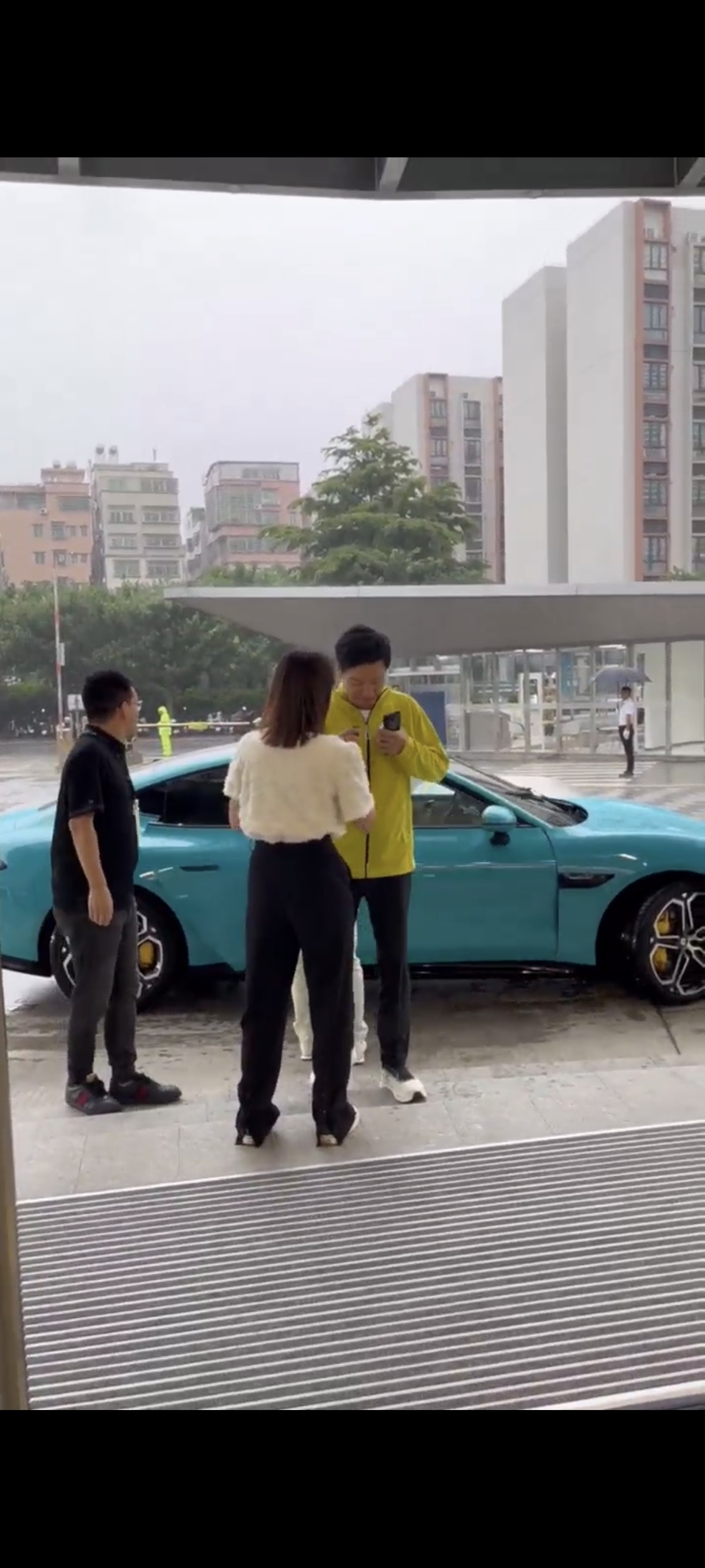 雷军经典手势再现#雷军认为小鹏MONA很OK#，原来今天直播的目的地是小鹏总部啊