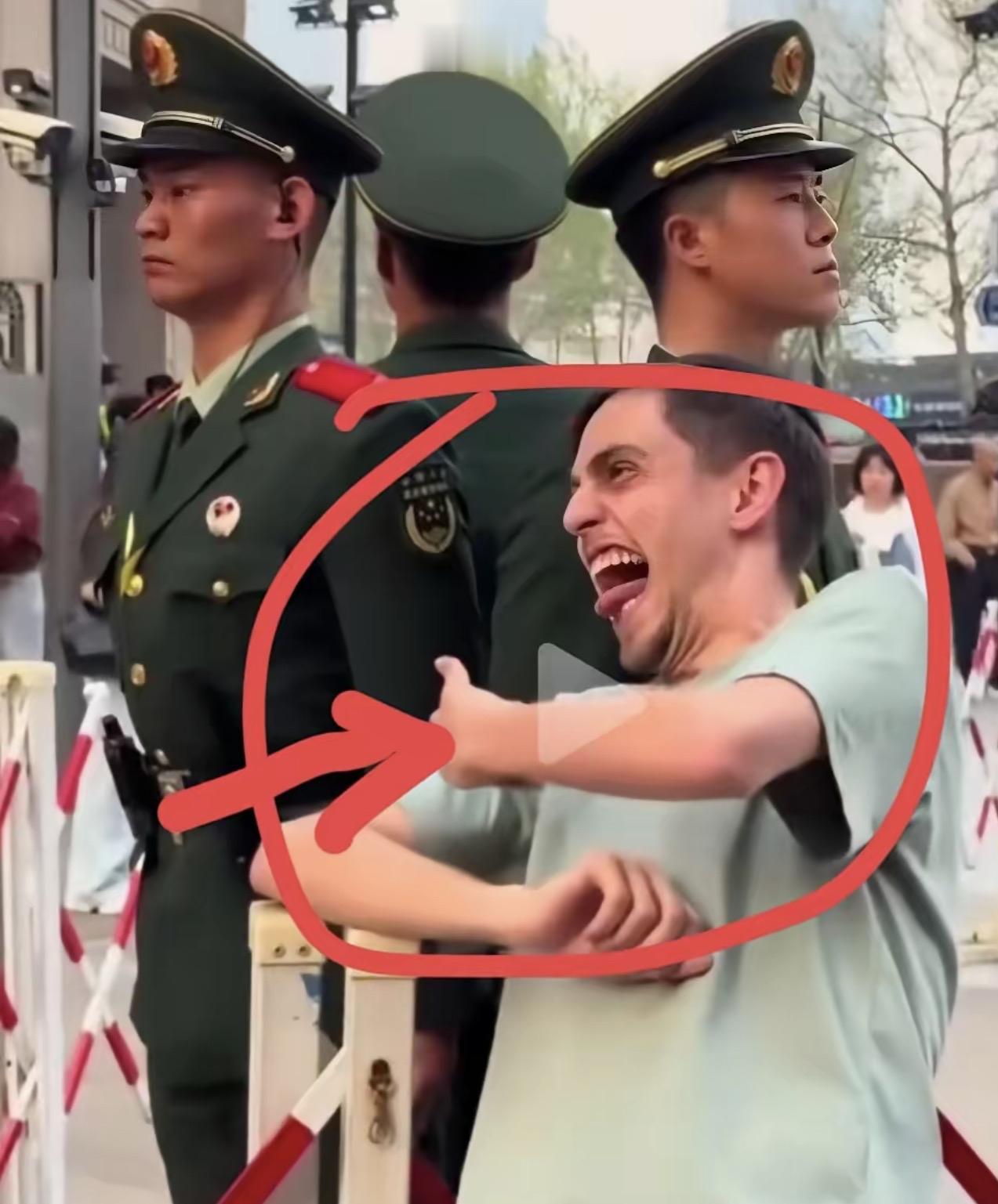 大家刷到这个视频没？说是一个印度人在上海武警身边拍照，做了极其夸张的鬼脸表情，不