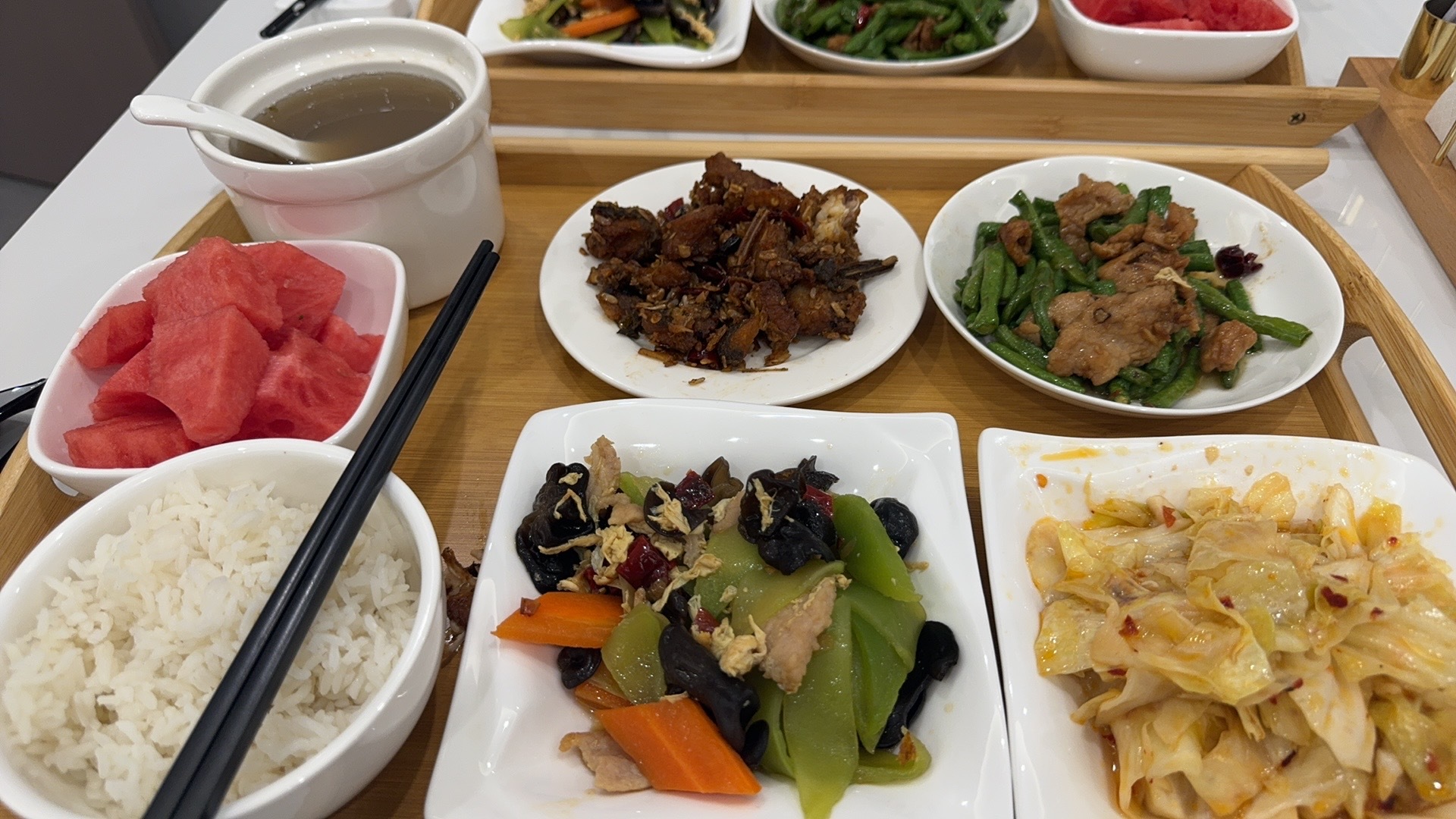 今天回家啦！来到了鸿蒙大饭店 这伙食如何[doge]荤素搭配啥都有[并不简单] 