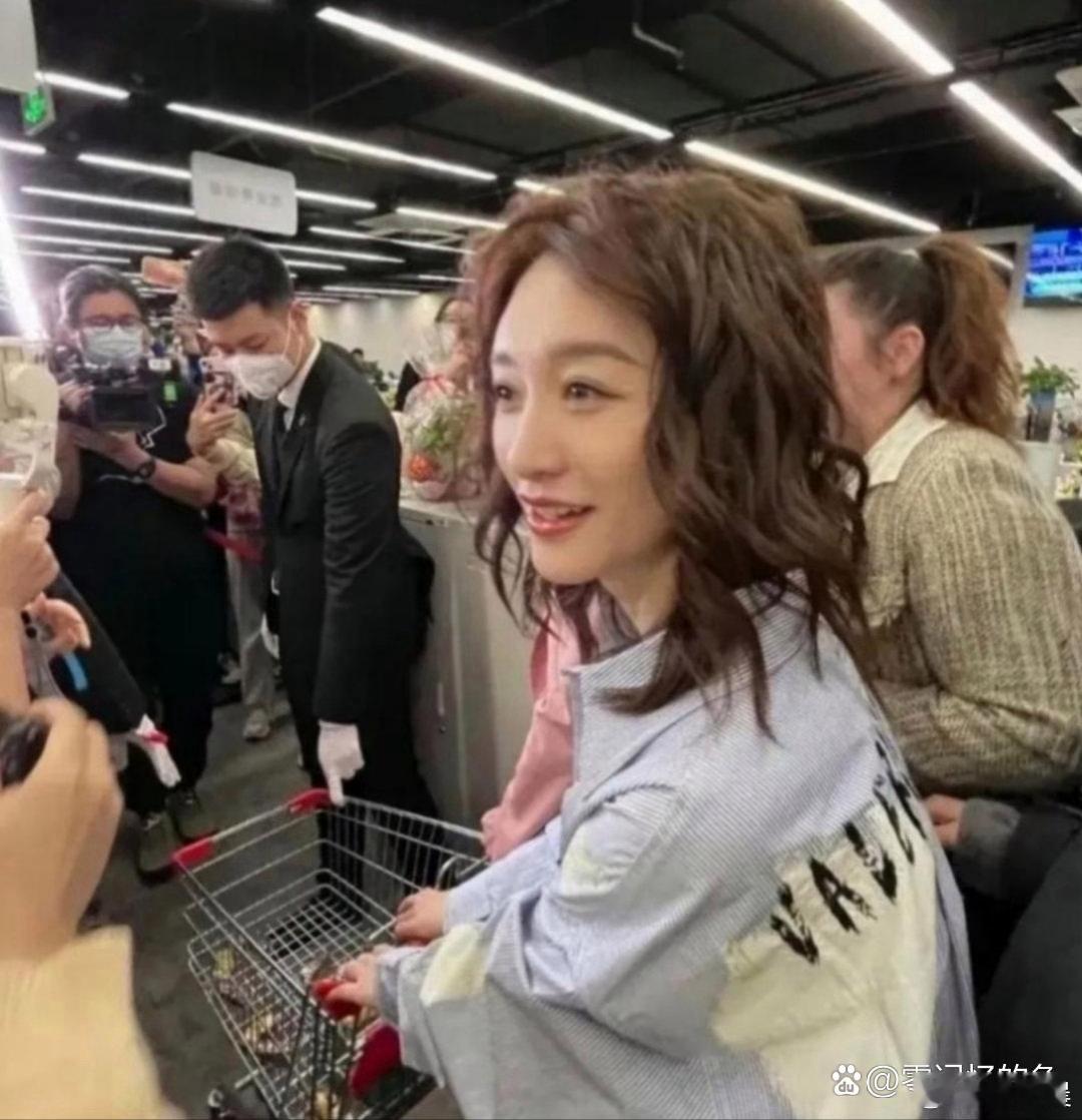 网友偶遇李小冉逛超市，素颜依旧温婉动人，看着特别显年轻，真人比镜头里还好看～ 