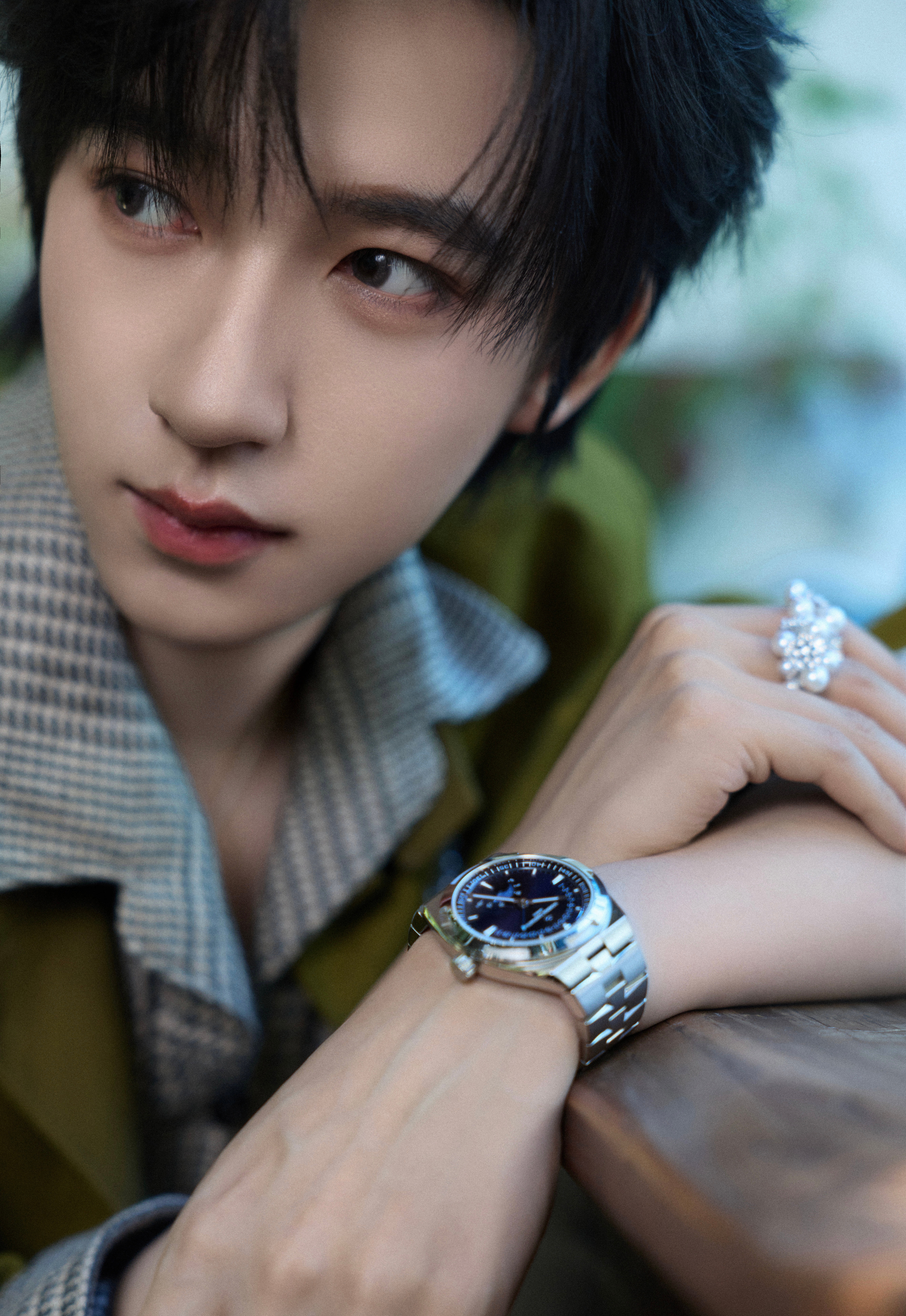 贺峻霖 in Vogue Vacation山谷假日造型大片，身着Zegna 20