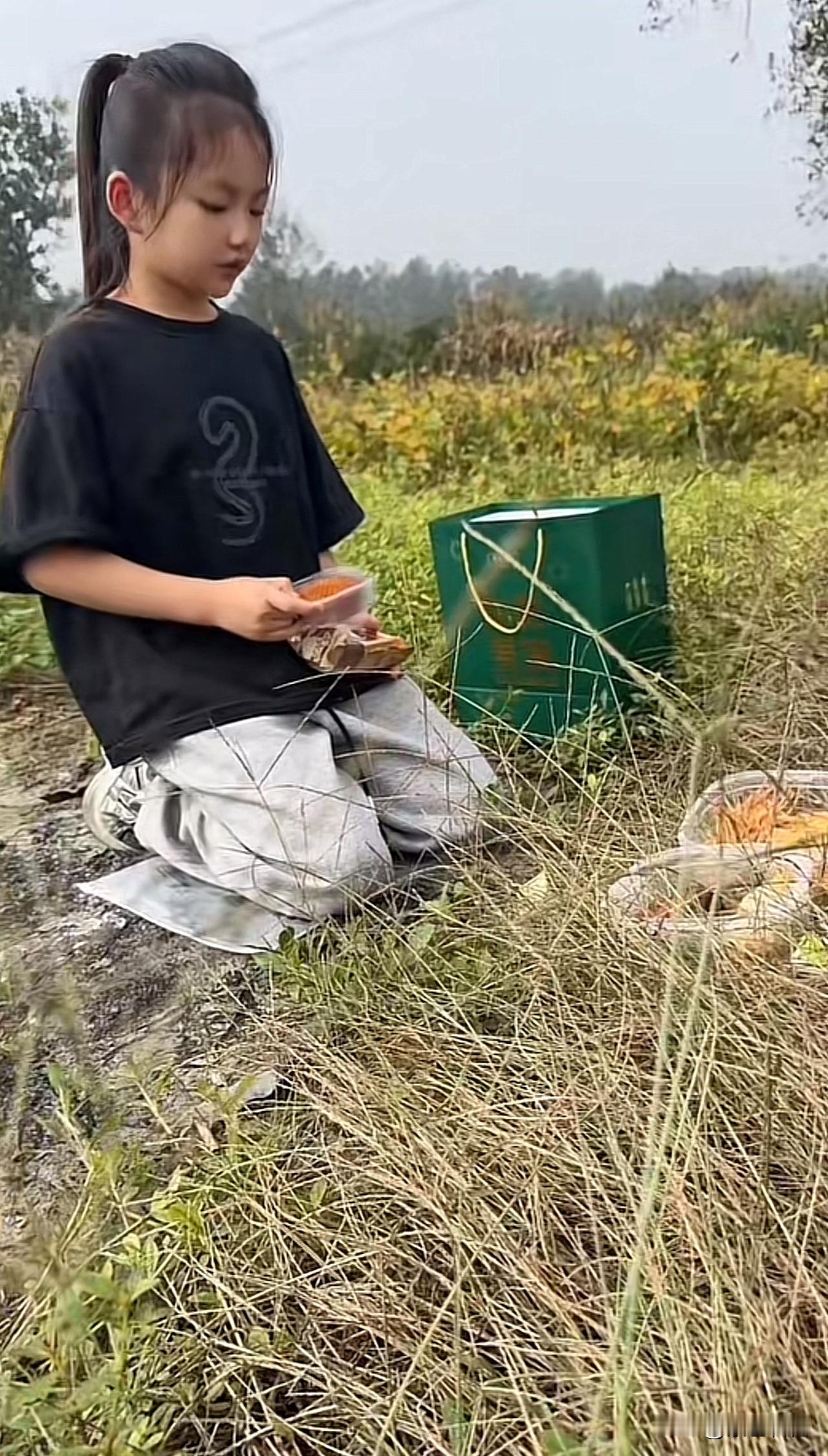 太让人唏嘘了！
      中秋节是万家团圆的日子。一个穿黑衣服的小女孩来到已故