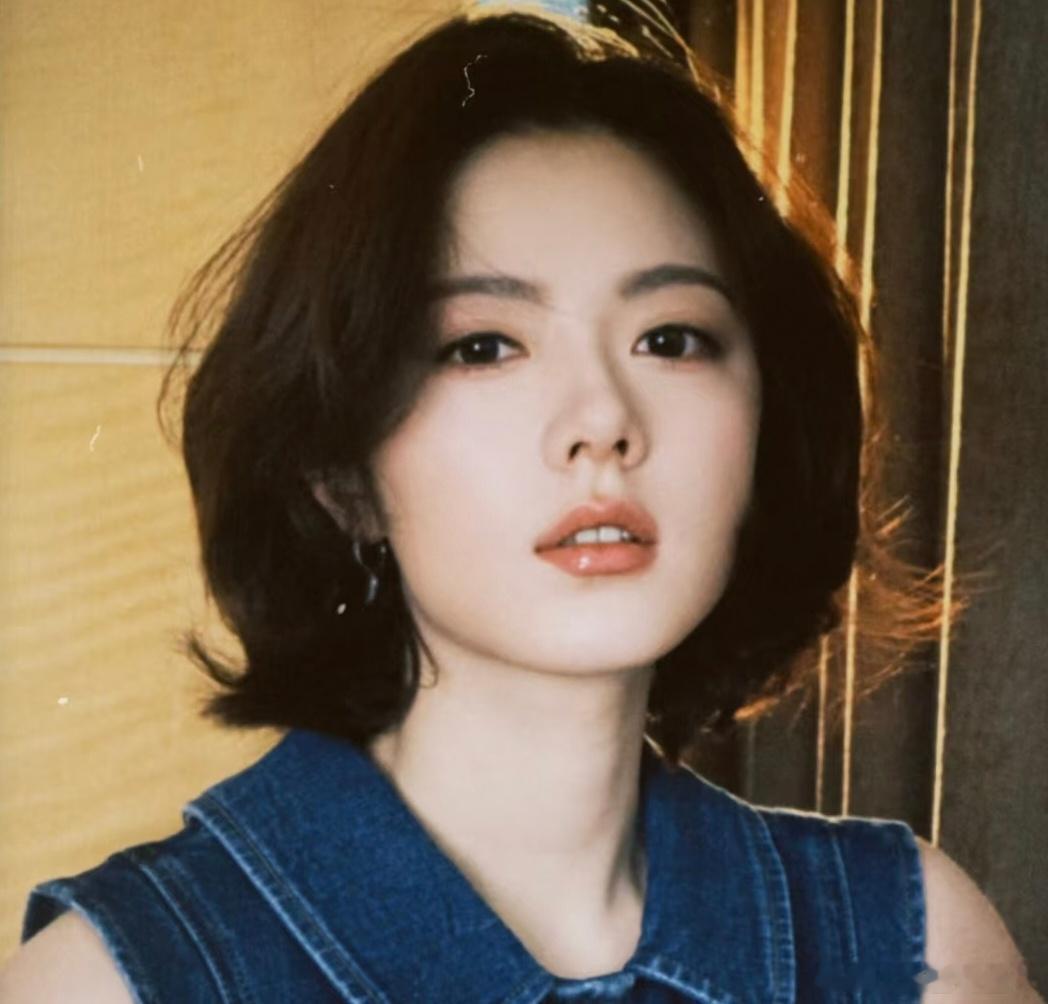 赵今麦 到底是谁说麦麦🈶小孩感的，短发造型的她一整个气质又明艳，把这个发型焊住