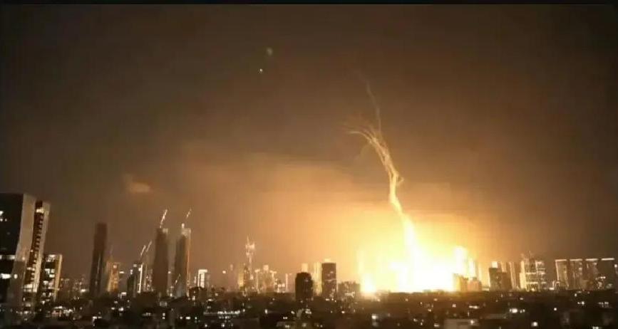 中东这局面，真像是三国杀陷入死局。美国夹在中间最难受，嘴上喊着“我要走”，脚底下