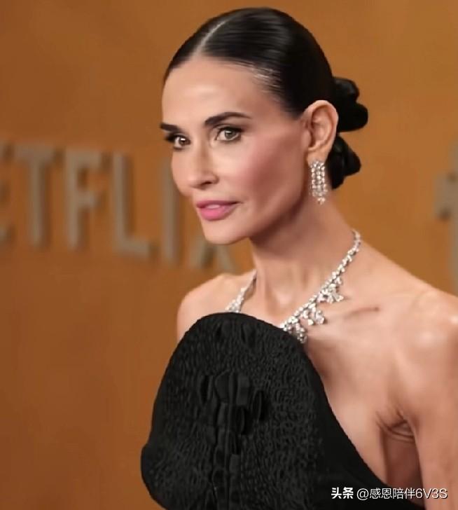 哎哟喂，刚刷到黛米摩尔近照，直接给我看愣了！《人鬼情未了》那会儿她美得跟画里走出