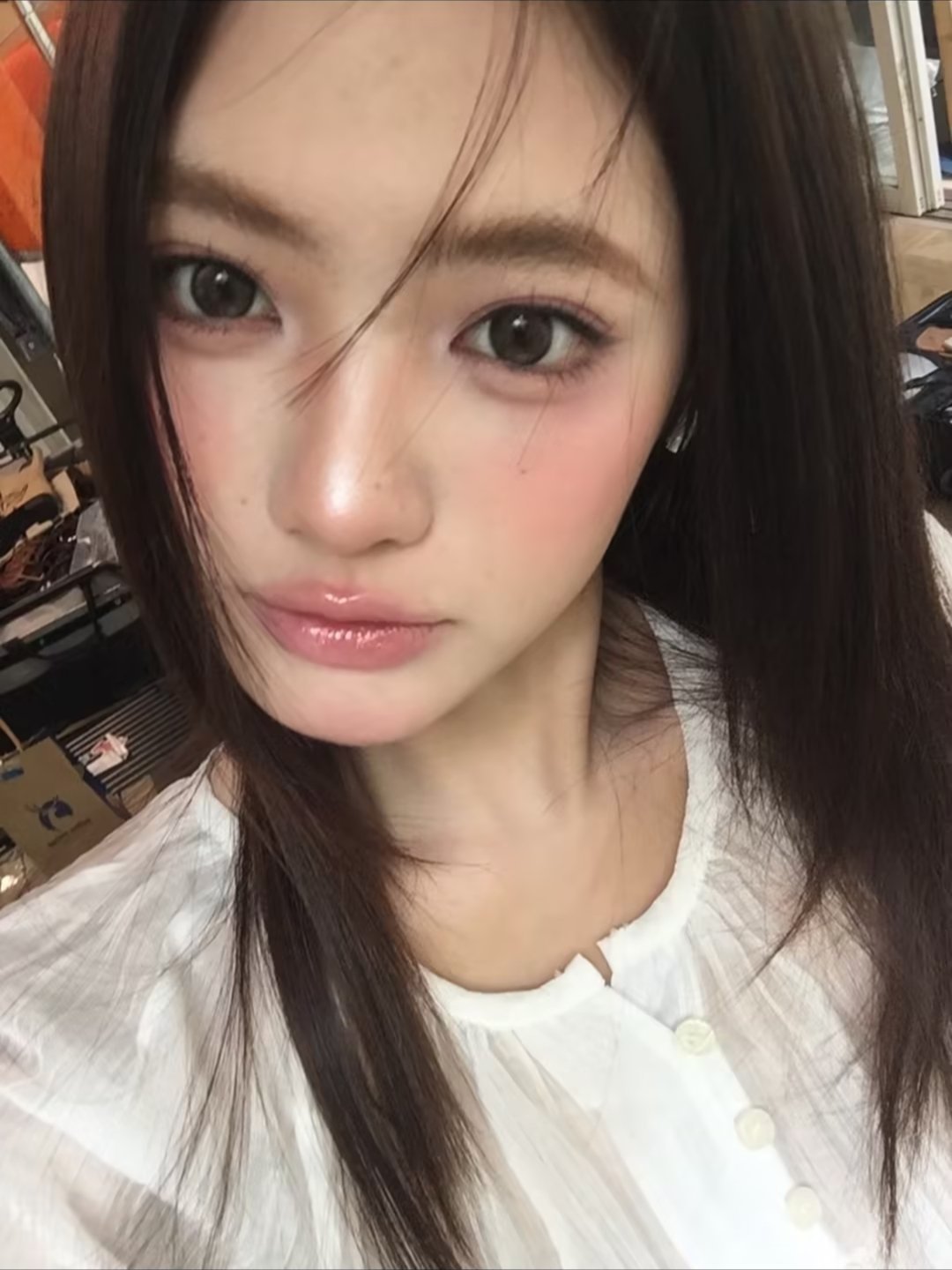 新尝试水润眼睛妆，唇妆哑光温润，色调显白提气色，质地顺滑不拔干。唇形勾勒精致饱满