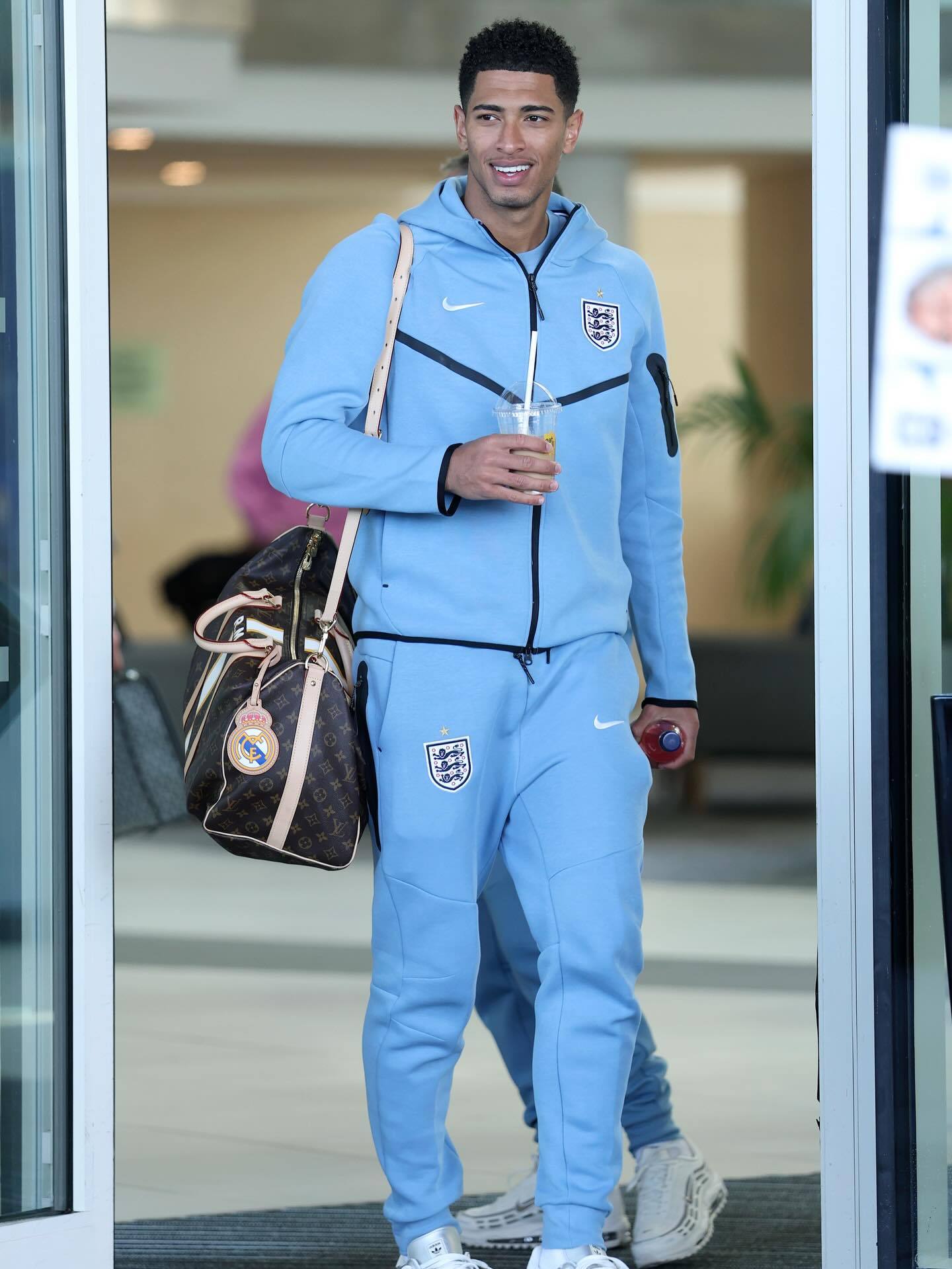 发帖总结回英格兰的点点滴滴🏴󠁧󠁢󠁥󠁮󠁧󠁿帅的照片，和弟弟见面，和飞