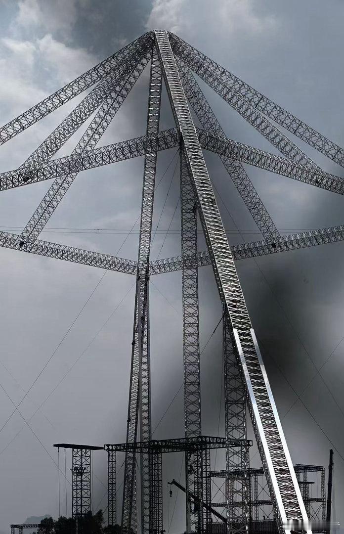 华晨宇这下损失惨重 筹备数年的“火星乐园”，舞台、民宿都建好了，就等开演。结果延