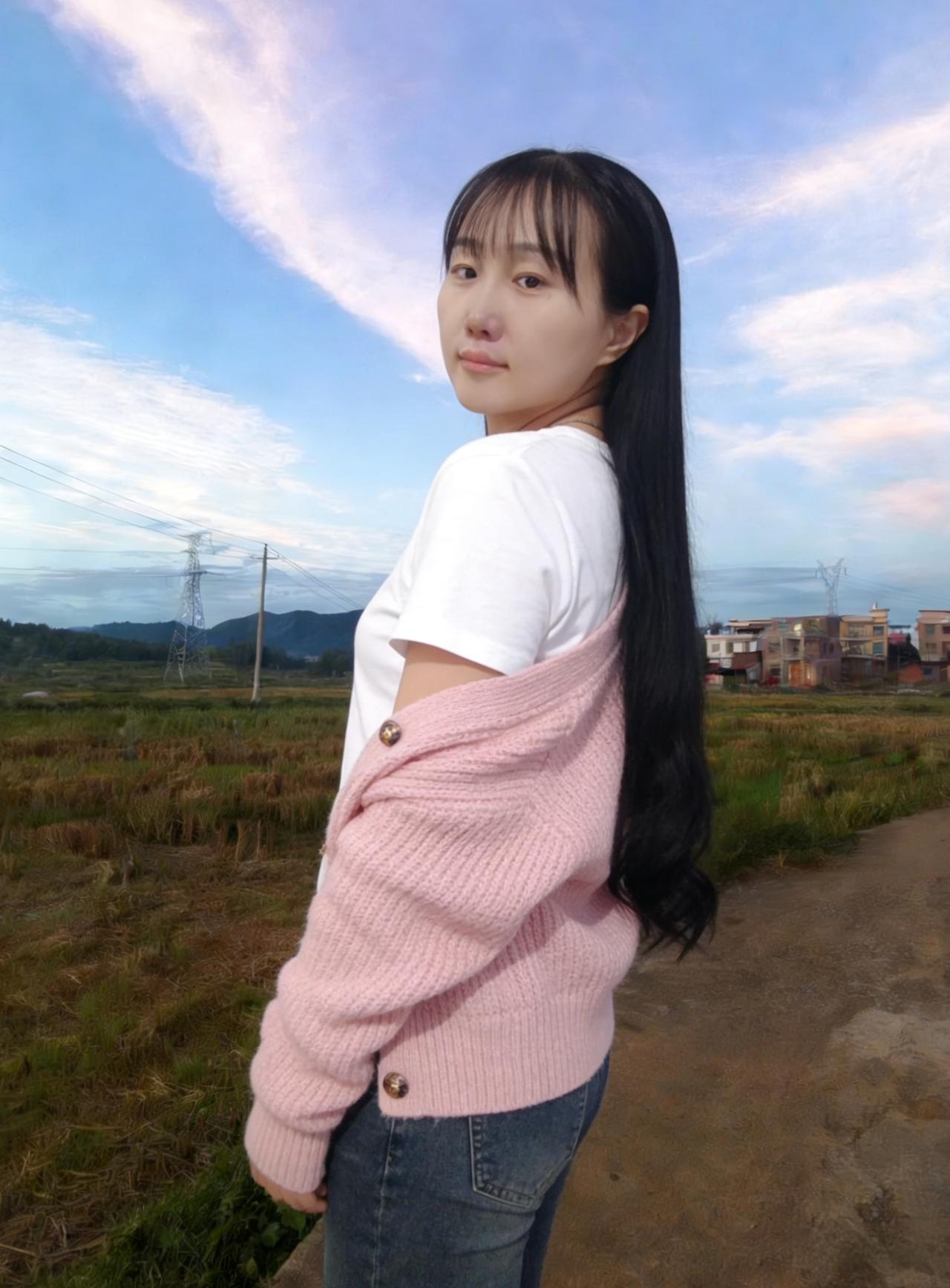 粉衫斜搭白罗衣，立向平田望落晖。
莫道郊原秋意尽，眸中犹有百花飞。