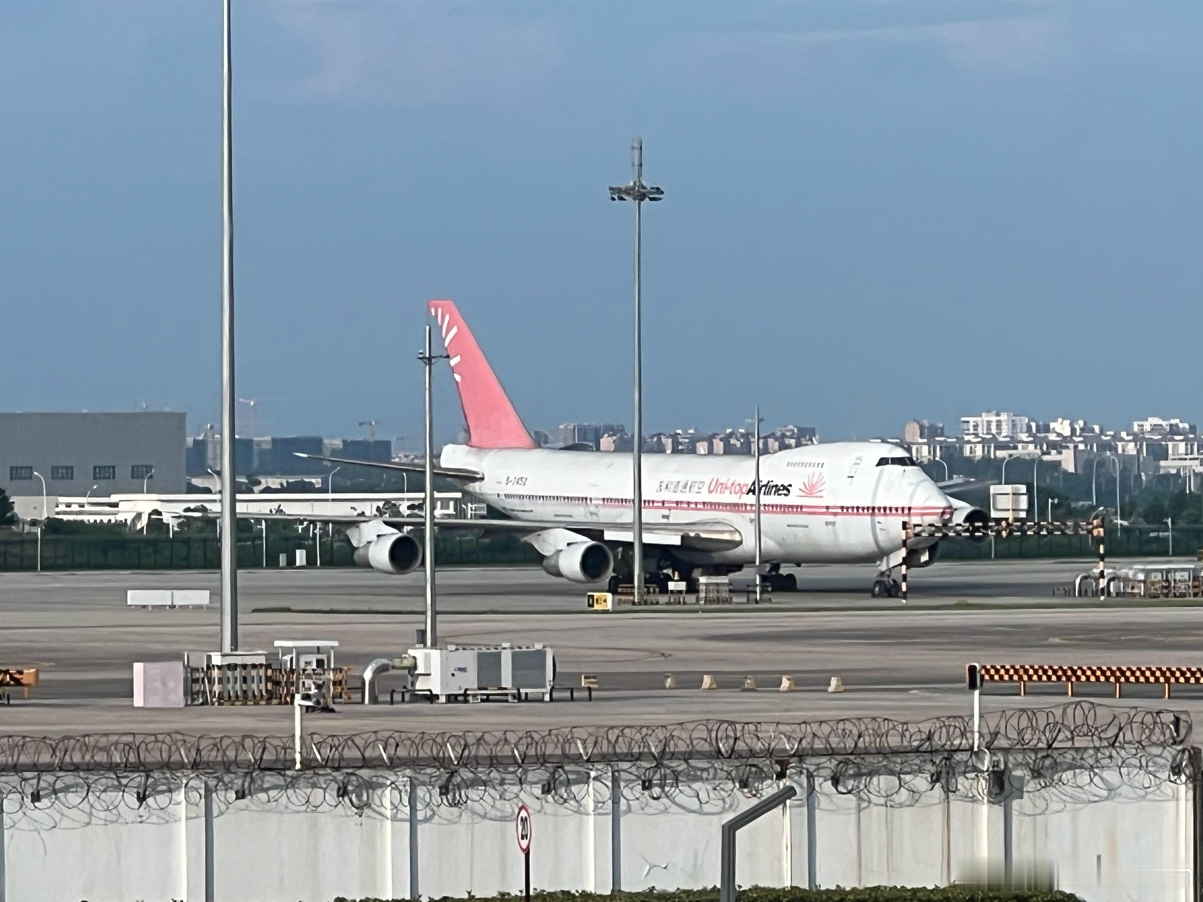 载客747越来越少，在武汉机场看到三台747货机上次看到三台747，还是在首都机