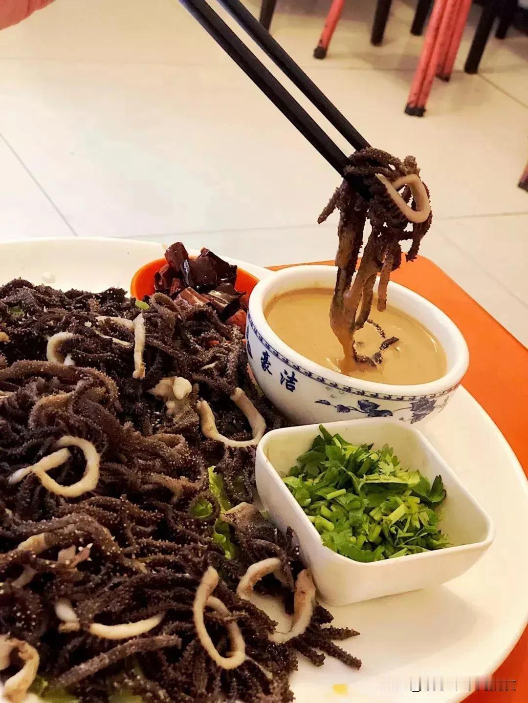 美味黑椒牛肚，搭配香菜和汤，色香味俱全！