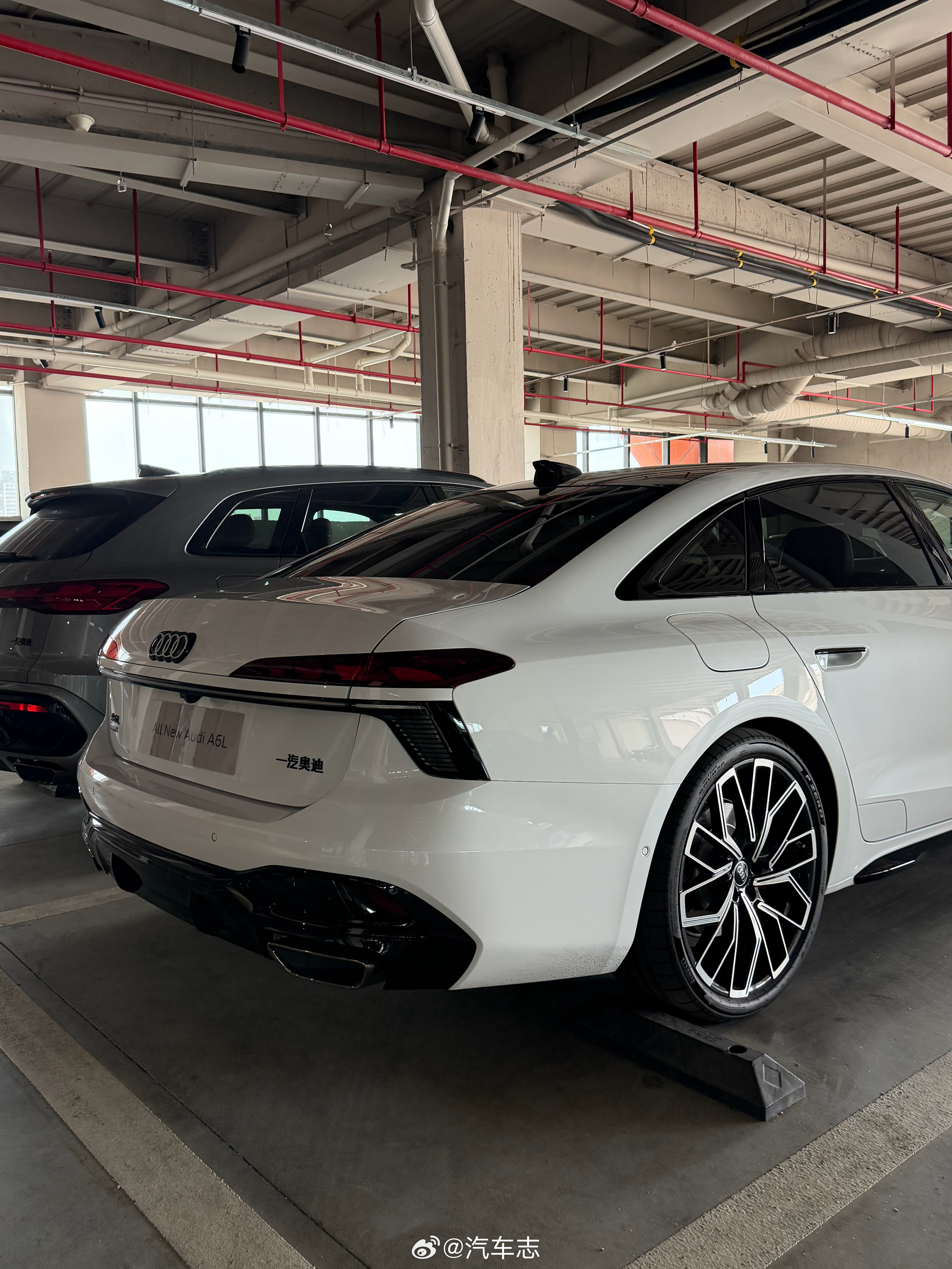 以前白A6没人买，几乎都是黑色从最新一代C9开始，颜色应该会丰富起来，白色也不错