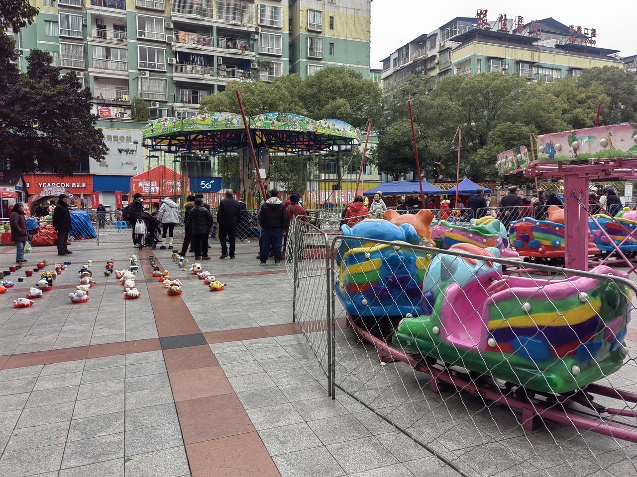 垫江县城中心广场，位于垫江县城的中心地段，老县委门前。是儿童的乐园，老人休息聊天