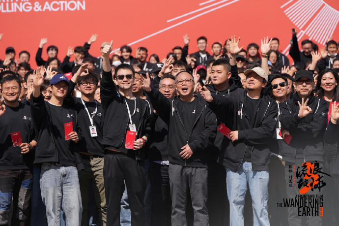 吴京晒《流浪地球3》片场照片:生无可恋3……
