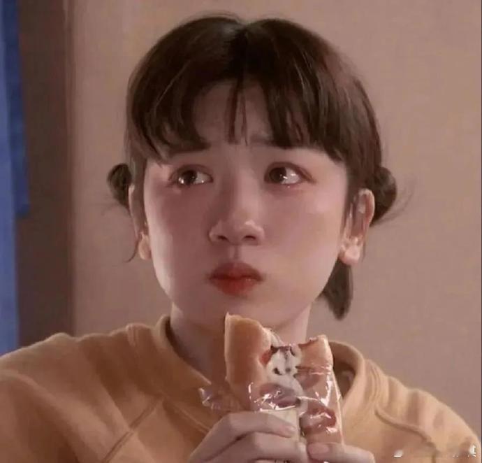 脆弱的人才会四处游说自己的不幸，坚强的人只会不动声色的越加强大。生活手记