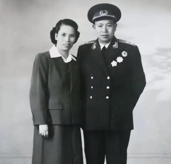 1994年，丁秋生病重垂危，他一字一顿地叮嘱儿子：“枣庄有个叫连英的孤儿，我接济