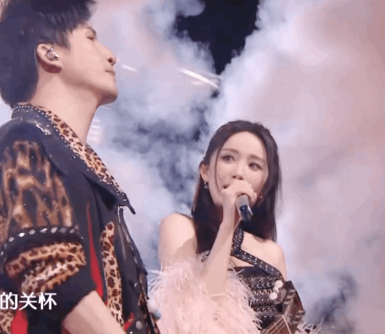 55555杨幂太可爱了。。谁懂她看大张伟的这个眼神。。好想大喊一句妈咪。。妈咪唱