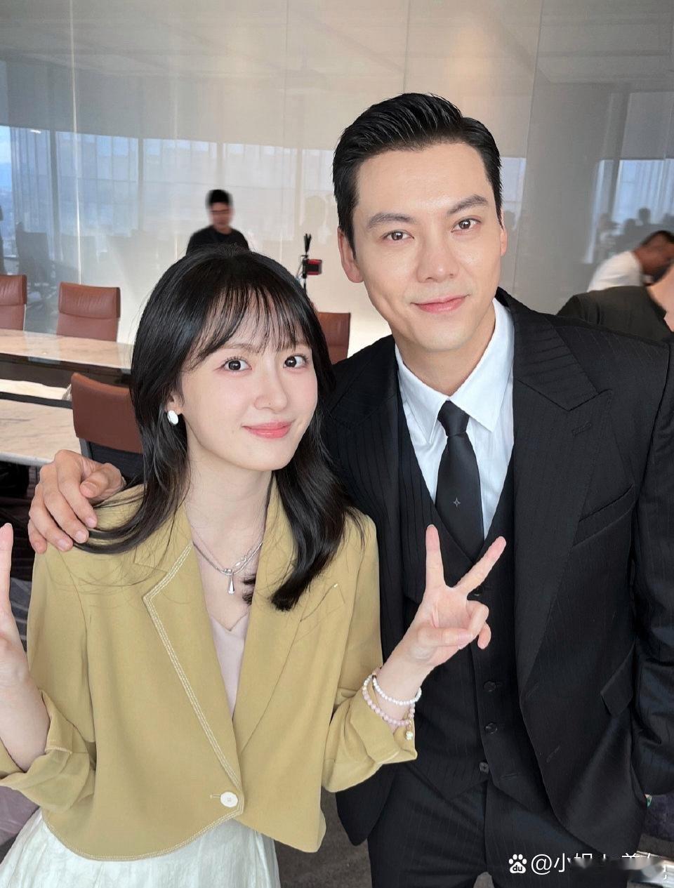 王雅佳，这是陈伟霆的新女友吗？气质好清新，和赵露思合影都比赵露思甜。 ​​​