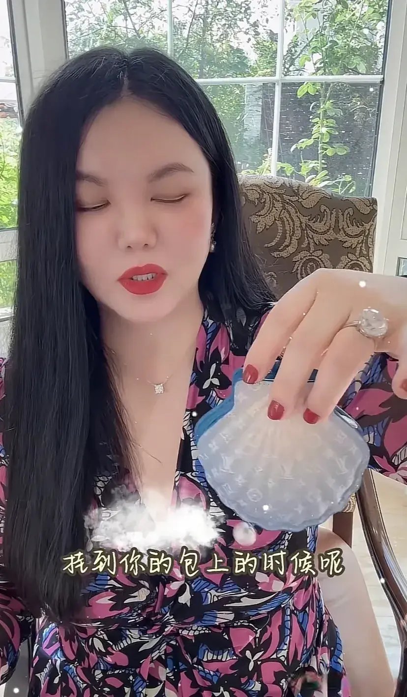 李湘回到北京的别墅戴两个鸽子蛋分享好物，网友：比我家冰糖还大[笑cry][笑cr