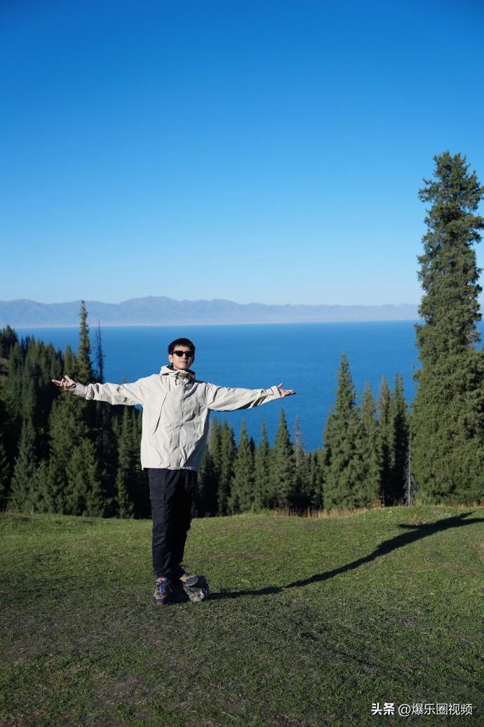 李现这组旅行照太有感染力了！从香港街头到火山雪山，再到湖边草原，他背着相机徒步爬