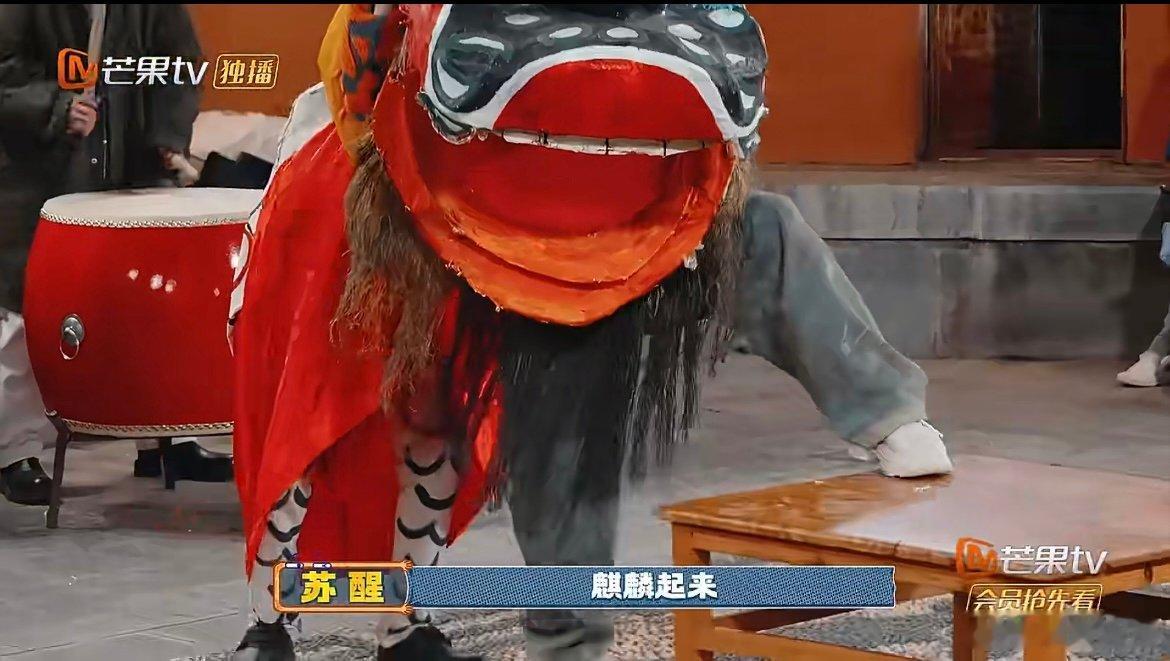 王栎鑫麒麟上身气势满分糊糊化身麒麟少年，舞起麒麟来英气十足，利落的动作搭配超强气