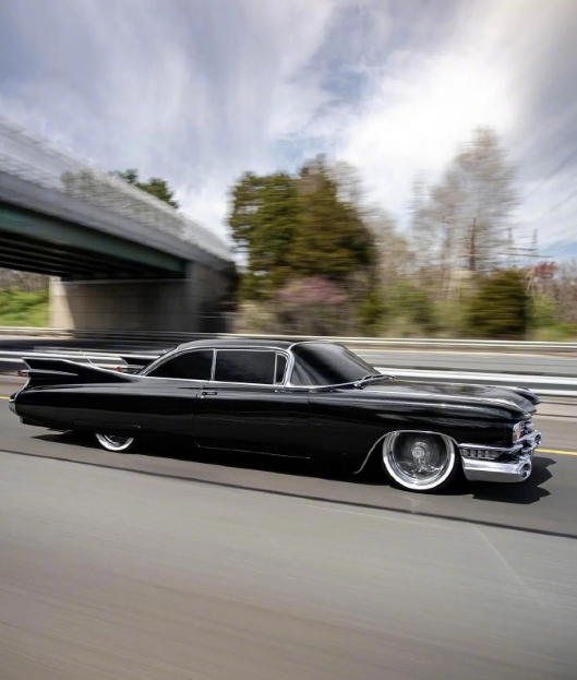 1959 凯迪拉克帝威 DeVille，把喷气战机与火箭的锋芒焊在了车身上！高耸