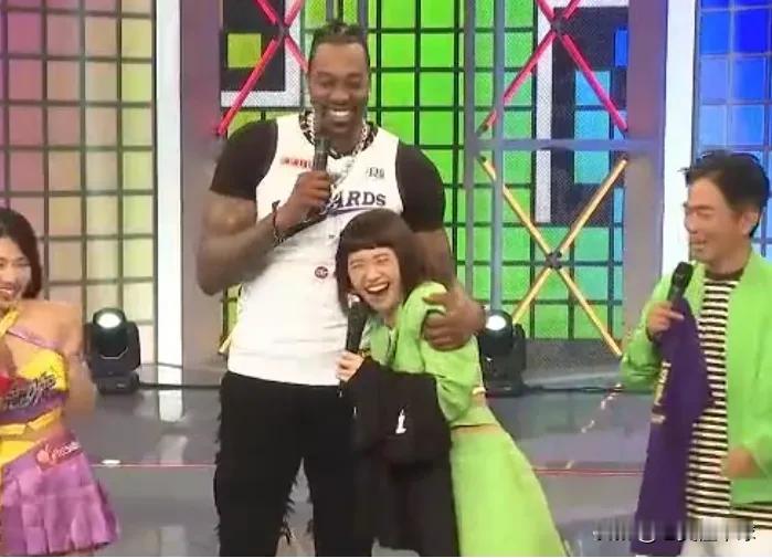 霍华德：拉塞尔，别听他们的，你做得对。

拉塞尔突然决定到海外打球，也就是我们的